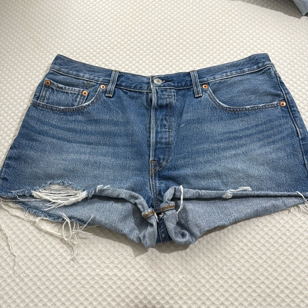 Levi’s 501 Jean Shorts with Frayed Hem and Light Wash, size 32